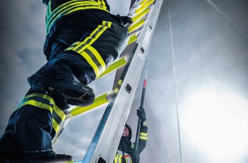 Glow scaling ladder, alu., used as double-sided ladder | © MUNK GmbH