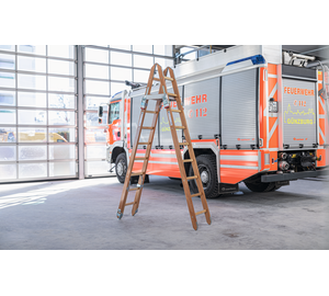 Holz-Steckleiter vor Feuerwehrauto | © MUNK GmbH