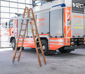 Wooden ladder in front of fire engine | © MUNK GmbH