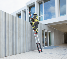 Telescopic ladder red DIN EN 1147 | © MUNK GmbH