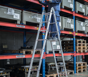 Folding ladder 2-section w.niv. stab. 2x8 rgs app. w. st.st. | © MUNK GmbH