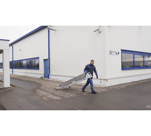 Échelle polyvalente à marches avec traverse nivello et roll-bar | © MUNK GmbH