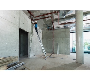 Échelle coulissante à marches 2 parties avec traverse nivello® | © MUNK GmbH