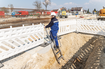 Step pit ladder in use | © MUNK GmbH