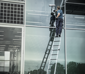 Steps for using a glass cleaning ladder | © MUNK GmbH