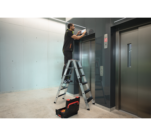 Stufen-Stehleiter mit clip-step relax im Einsatz | © MUNK GmbH