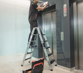 Double-sided step ladder with clip-step relax® in operation | © MUNK GmbH