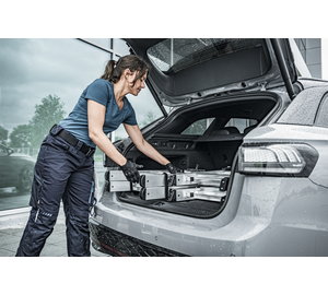 Stufen-Stehleiter 2x4 Stufen beidseitig Anwendung | © MUNK GmbH