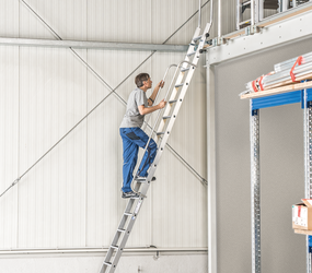 Construction site storey ladder in use | © MUNK GmbH