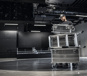 Stackable transport crates and trolley bases in use | © MUNK GmbH