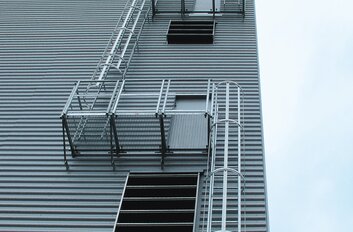 Multi-fl. vertical ladder on site equipment | © MUNK GmbH