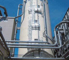 Multi-fl. vertical ladder on mech. equipment | © MUNK GmbH