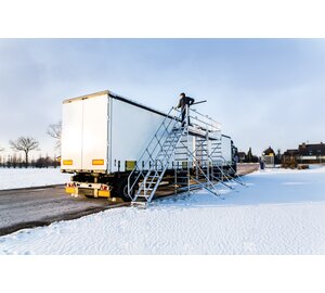 Stationäres Enteisungsgerüst mit LKW-Anhänger | © MUNK GmbH