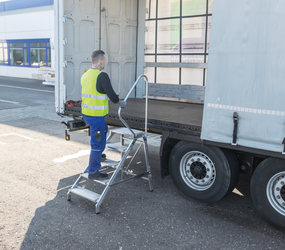 Work stand with handrail | © MUNK GmbH