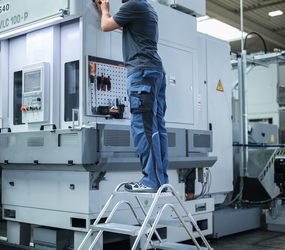 Work pf., 2-sided acc. w. castors, 3 steps, app. | © MUNK GmbH