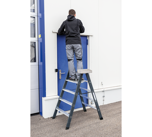 Klapptritt 4 Stufen mit Ablageschale Anwendung | © MUNK GmbH