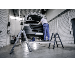 Klapptritte RAL 7016 mit Einhängeplattform Anwendung | © MUNK GmbH