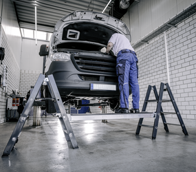 Folding steps RAL 7016 with suspension platform Application | © MUNK GmbH