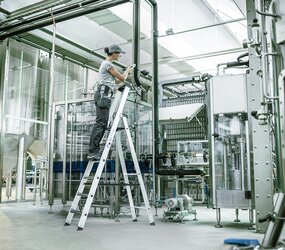 Stepladder with steps, single-sided access with clip-step relax application | © MUNK GmbH