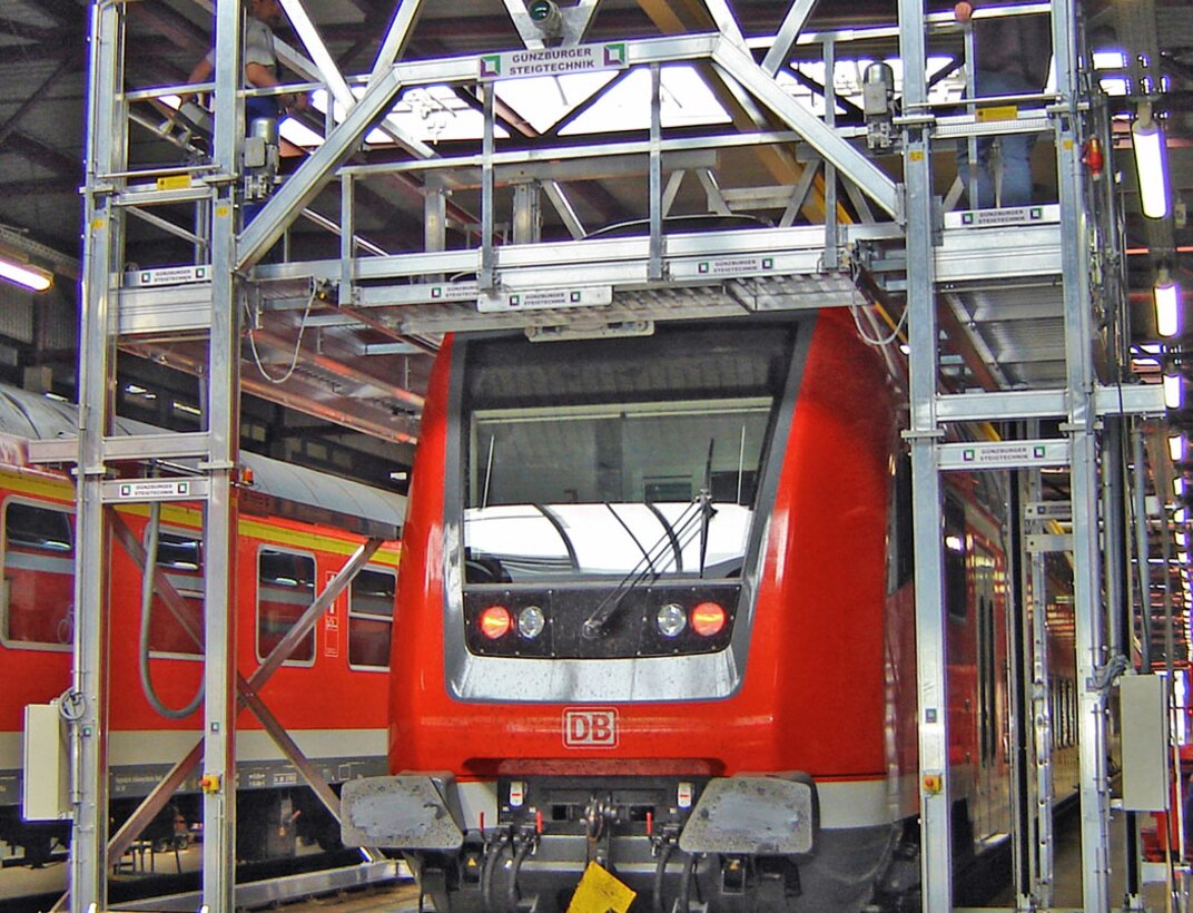 Eine mobile Arbeitsbühne der MUNK Günzburger Steigtechnik im Einsatz bei der Deutschen Bahn. Sie verkürzt die Wartungsdauer um rund 30 Prozent. | © MUNK GmbH