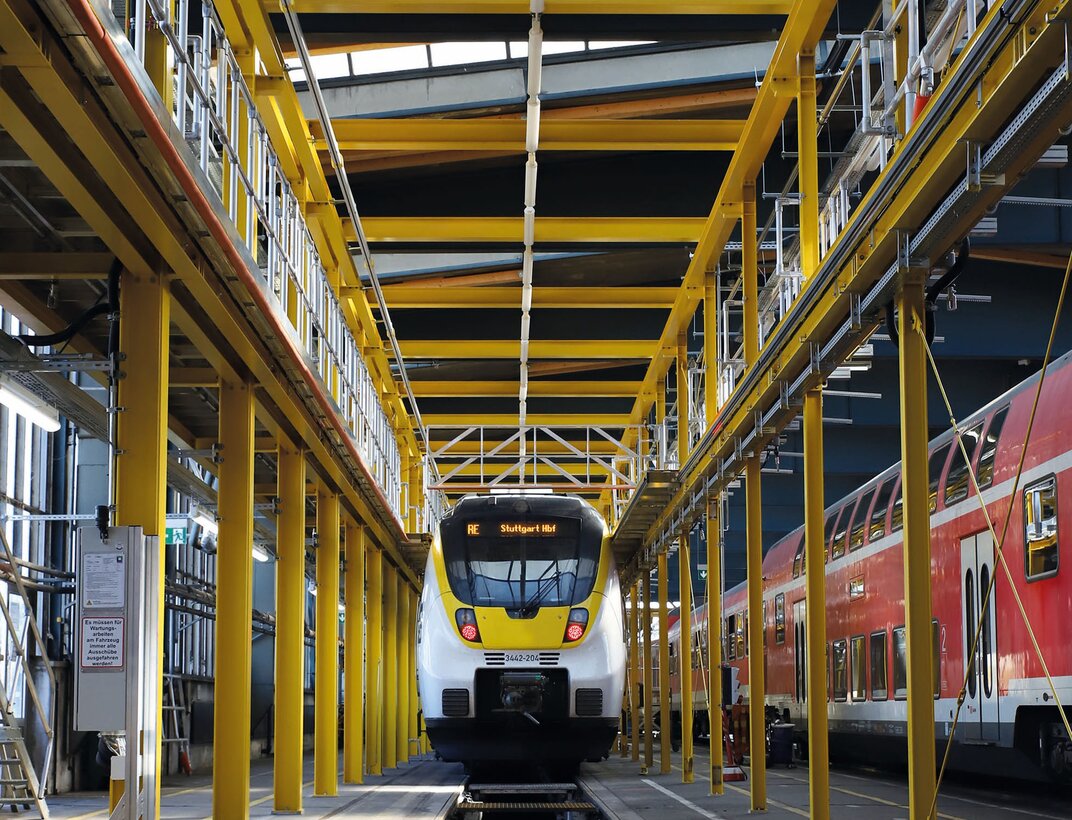 Auf 95 Metern Länge bietet der Dacharbeitsstand der Munk Günzburger Steigtechnik den Wartungsteams der DB Regio AG in Stuttgart ein Plus an Effizienz und Arbeitssicherheit. | © MUNK GmbH