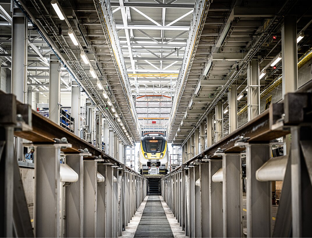 SWEG setzt bei der Schienenfahrzeugwartung auf Dacharbeitsbühne der MUNK Günzburger Steigtechnik. | © MUNK GmbH