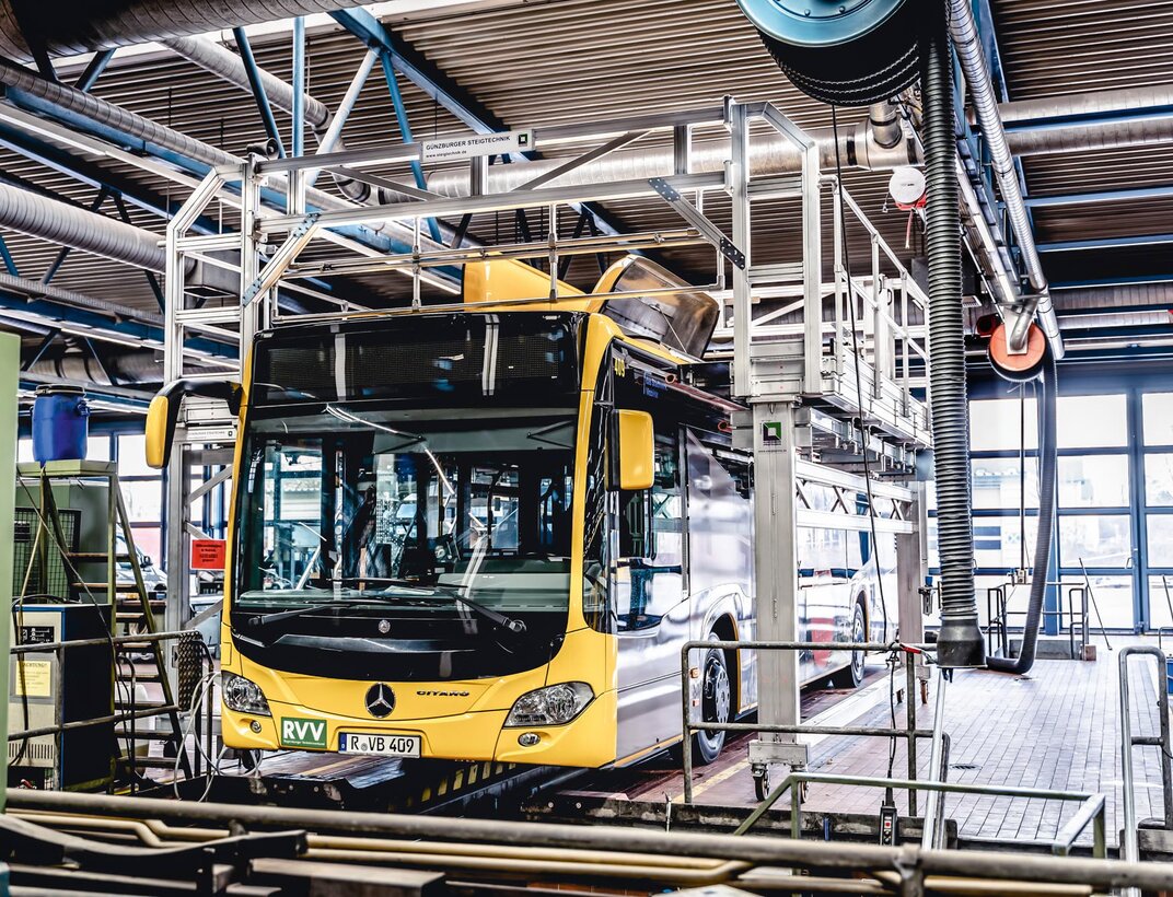 „das Stadtwerk.Regensburg“hält seine Busflotte mit einer maßgefertigten Dacharbeitsbühne in Stand | © MUNK GmbH