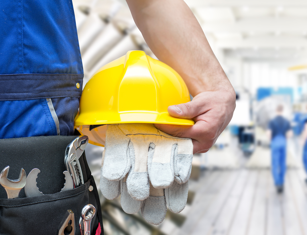 Bauarbeiter mit Helm in der Hand | © industrieblick -  - stock.adobe.com