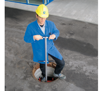 Worker climbing w. entry aid in shaft | © MUNK GmbH
