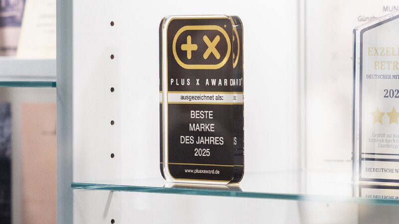 Le trophée en verre « Meilleure marque de l'année » trône dans la vitrine aux côtés d'autres prix et distinctions remportés par le groupe MUNK. | © MUNK GmbH