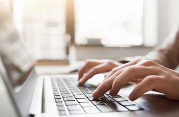 Saisie sur ordinateur portable | © golubovy - stock.adobe.com